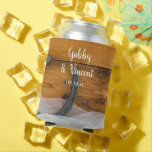 Rafraîchisseur Pour Canette Horseshoe and Veil Country Grange Mariage Favorise<br><div class="desc">Gardez vos boissons en conserve froides avec le charmant Horseshoe et Veil Mariage campagnard Can Cooler. Personnalisez-le avec les noms de la date de la mariée, du marié et de la cérémonie de mariage pour créer une des fêtes d'une gentillesse faveurs pour votre décontractée mais classe grange de douche nuptiale...</div>