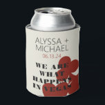 Rafraîchisseur Pour Canette Las Vegas Nous Sommes Ce Qui Se Passe Mariage Fave<br><div class="desc">Une destination moderne et amusante cadeau de bienvenue de mariage peut refroidir pour remercier vos invités d'être venu à votre événement à Las Vegas! Cette chambre de mariage peut refroidir caractéristiques rouge gras de carte à jouer costume graphiques, "We are ce qui se passe à Vegas", et entièrement personnalisable police...</div>