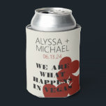 Rafraîchisseur Pour Canette Las Vegas Nous Sommes Ce Qui Se Passe Mariage Fave<br><div class="desc">Une destination moderne et amusante cadeau de bienvenue de mariage peut refroidir pour remercier vos invités d'être venu à votre événement à Las Vegas! Cette chambre de mariage peut refroidir caractéristiques rouge gras de carte à jouer costume graphiques, "We are ce qui se passe à Vegas", et entièrement personnalisable police...</div>