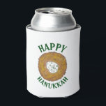 Rafraîchisseur Pour Canette Latkes Happy Hanoukka Chanukah Jours fériés juifs<br><div class="desc">Le design présente une illustration originale d'une délicieuse crêpe de pommes de terre au latke surmontée de crème sure, un aliment de base de la cuisine juive. Idéal pour les célébrations Hanoukka ! Ce design de latke est également disponible sur d'autres produits. De nombreux autres modèles de gourmandises sont également...</div>