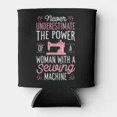 Rafraîchisseur Pour Canette Ne Sous-Estimez Jamais Une Femme Avec Une Machine  (Devant)