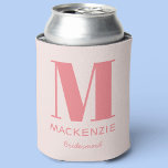 Rafraîchisseur Pour Canette Nom du monogramme rose de la servante<br><div class="desc">La typographie moderne minimaliste monogramme design qui peut être modifié pour personnaliser. Parfait pour remercier votre bonne d'honneur pour toute l'aide et le soutien qu'elle a apportés pour rendre votre mariage extraordinaire. Idéal pour les week-ends de Bachelorette ou de Hen Party,  ou pour les cadeaux de Fêtes des mariées.</div>