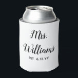 Rafraîchisseur Pour Canette Personnalisé Mme Est Votre Date Mariée Cadeau Pers<br><div class="desc">mrs personnalisé votre date, cadeau fiançailles pour le mariage marié, cadeau pour le mariage marié, monogramme nom de famille nouveau marié moderne, fête de bachelorette mrs nouvellement engagé, douche nuptiale récemment mariée peut cool coozie douillet, mignonne typographie noir et blanc, biberon de mariée glacière coozie, cadeau d'anniversaire de fiancée, personnalisation...</div>