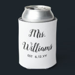 Rafraîchisseur Pour Canette Personnalisé Mme Est Votre Date Mariée Cadeau Pers<br><div class="desc">mrs personnalisé votre date, cadeau fiançailles pour le mariage marié, cadeau pour le mariage marié, monogramme nom de famille nouveau marié moderne, fête de bachelorette mrs nouvellement engagé, douche nuptiale récemment mariée peut cool coozie douillet, mignonne typographie noir et blanc, biberon de mariée glacière coozie, cadeau d'anniversaire de fiancée, personnalisation...</div>