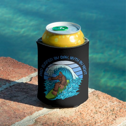 Rafraîchisseur Pour Canette Pro By Day, Myth By Night Surfing Bigfoot Beer (Piscine in situ)
