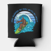 Rafraîchisseur Pour Canette Pro By Day, Myth By Night Surfing Bigfoot Beer (Devant)
