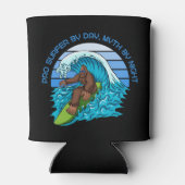 Rafraîchisseur Pour Canette Pro By Day, Myth By Night Surfing Bigfoot Beer (Dos)