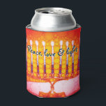 Rafraîchisseur Pour Canette Rouge Orange Hanoukka Menorah Paix Amour Lumière A<br><div class="desc">"Paix, amour et lumière." Une citation calligraphie, superposant une photo de gros plan d'une menorah d'or rouge, orange et jaune brillant, colorée, vous aide à inaugurer les vacances d'Hanoukka dans le style. Sentez la chaleur et la joie de la saison des Fêtes chaque fois que vous vous détendez avec votre...</div>