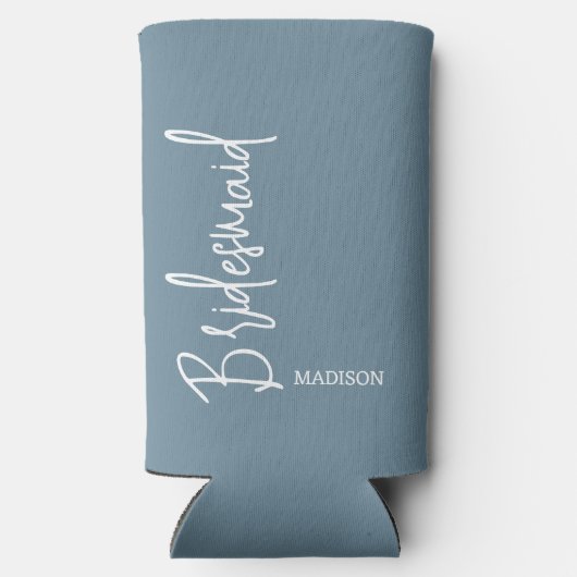 Rafraîchisseur Pour Canette Slim Bridesmaid Dusty Blue Script Mariage personnalisé (Verso)