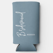Rafraîchisseur Pour Canette Slim Bridesmaid Dusty Blue Script Mariage personnalisé (Recto)