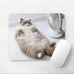 Ragdoll-kat die afkoelt met een ventilator muismat