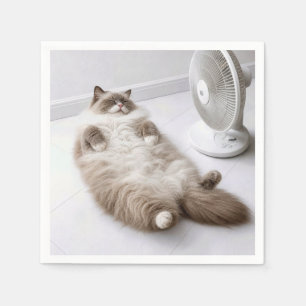 Ragdoll-kat die afkoelt met een ventilator servet