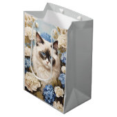 Ragdoll kat met blauwe hortensia bloemen medium cadeauzakje (Voorkant Gekanteld)
