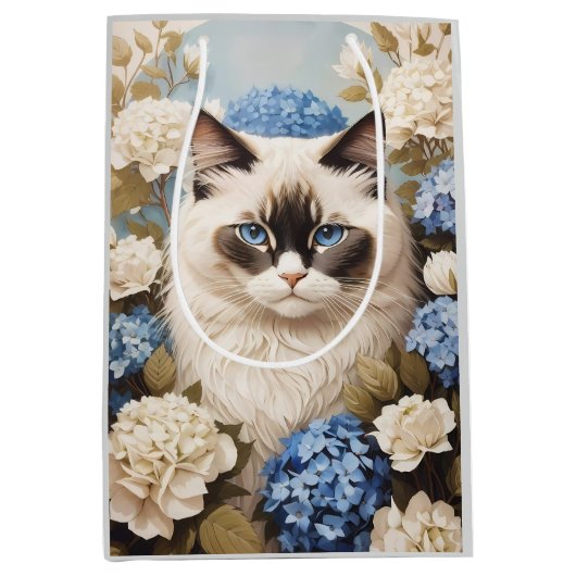 Ragdoll kat met blauwe hortensia bloemen medium cadeauzakje (Voorkant)