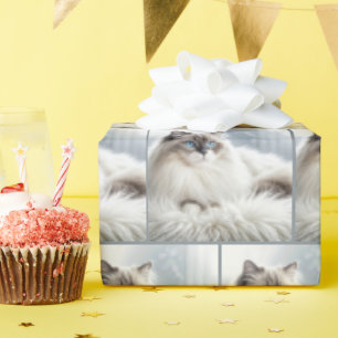 Ragdoll kat op een bontkleed cadeaupapier