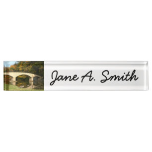 Rainboogbrug in Herfst bij het Grove City College Naambordje