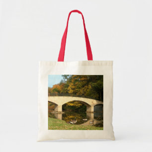 Rainboogbrug in Herfst bij het Grove City College Tote Bag