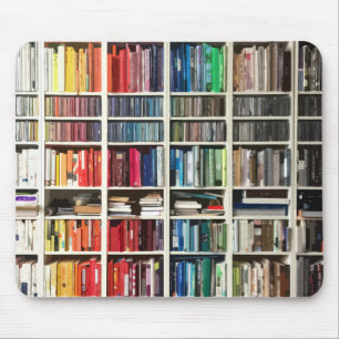 Rainbooggekleurde boeken muismat