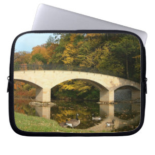 Rainbow Bridge in de herfst bij Grove City College Laptop Sleeve
