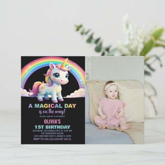 Rainbow Cloud Unicorn Anniversaire Invitations ave (Debout devant)