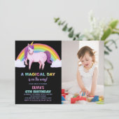 Rainbow Cloud Unicorn Anniversaire Invitations ave (Debout devant)
