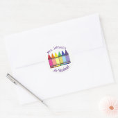 Rainbow Crayon, gepersonaliseerde A+-kunstleraar v Ronde Sticker (Envelop)