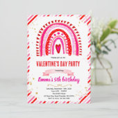 Rainbow Hearts Valentine party invitation (Debout devant)