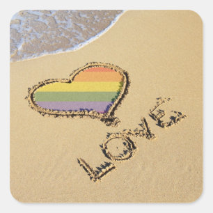 Rainbow-liefdeshart van de homo's in het zand vierkante sticker