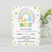 Rainbow Lucky One First Birthday Invitation (Debout devant)