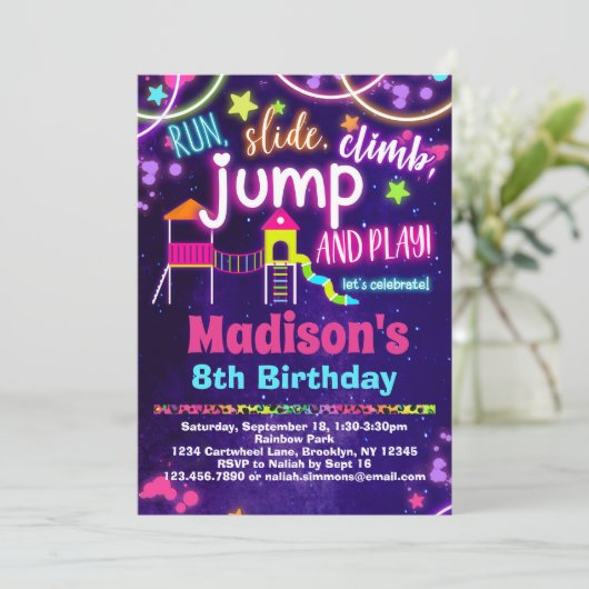 Rainbow Playground Anniversaire Fête Invitation (Debout devant)