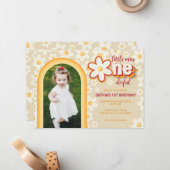 Rainbow Retro Daisy Eerste Verjaardag Foto Uitnodi Notitiekaartje (Voorkant / Achterkant in situ)