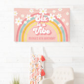 Rainbow Retro Six is een Vibe Groovy 6e verjaardag Spandoek (Insitu)