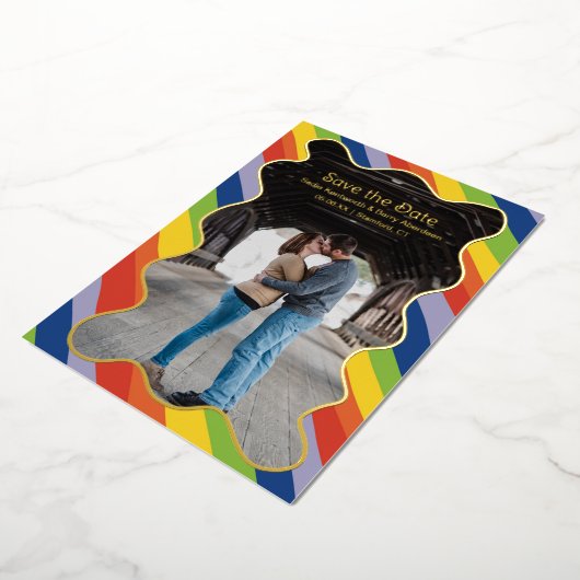 Rainbow Squiggle Modern Wedding Sla de datum op Folie Uitnodiging (Gedraaid)
