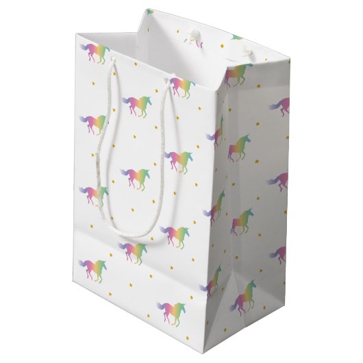 Rainbow Unicorns & Gold Stars Pattern Medium Cadeauzakje (Achterkant Gekanteld)