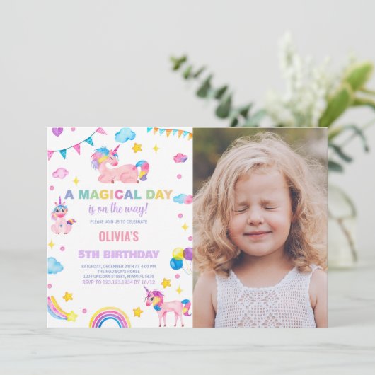 Rainbows drapeaux Unicorn Anniversaire Invitations (Debout devant)
