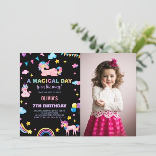 Rainbows drapeaux Unicorn Anniversaire Invitations (Debout devant)