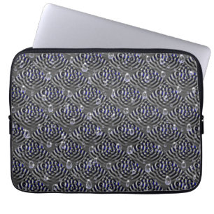 Raindrops op blauwe grijze metalen laptop sleeve