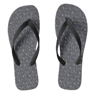 Raindrops op blauwe grijze metalen teenslippers
