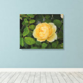 Raindrops op Gele Rozengestrekte Canvas Afdruk (Insitu (Houten vloer))