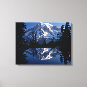Rainier en blauw hemel monteren, perfect weerspieg canvas afdruk