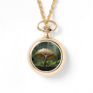 Rainy Day Refuge: Kikkers schuilen onder paddensto Horloge