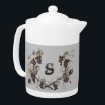 Raisins et vignes Croquis Vintage Monogramme botan<br><div class="desc">Cette théière est ornée d'une belle gravure vintage de vigne de chaque côté. Le croquis noir et blanc de raisins et de feuilles est dressé contre un arrière - plan gris clair. Votre monogramme apparaît centré dans chaque cadre de raisin. Personnalisez rapidement et facilement le monogramme et créez un cadeau...</div>