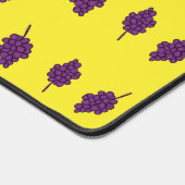 Raisins violets sur le jaune (Coin)