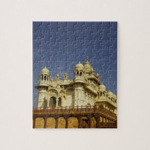 Rajasthan, India Een vrouw staande bij een oude te Legpuzzel