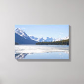Rakkerbergen reflecterend in het meer van Maligne Canvas Afdruk (Voorkant)