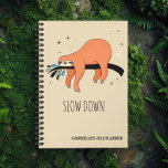 Ralentir - Fente Drôle<br><div class="desc">Slow Down Sloth Planner - Si votre plan pour cette année est de ralentir et sentir les roses, voici votre planificateur! Prenez-le facilement sur vous-même, mais pas si facile que vous oubliez vos rendez-vous importants. Restez en forme et sur tout avec ce planificateur paresseux. Mais ils ne sont pas lents...</div>
