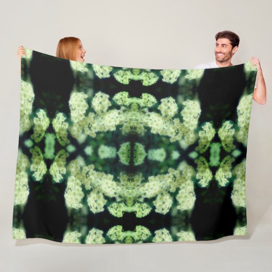 Rambling Wild White Roses Abstract Fleece Deken (In situ)