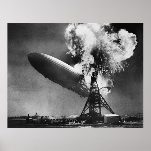 Ramp met het luchtvaartuig Hindenburg, Luftschiff Poster (Voorkant)