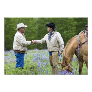 Ranchers die elkaar de hand schudden over de omhei foto afdruk