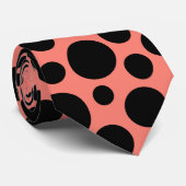 Random Black Polka Dot Pattern op Salmon Stropdas (Opgerold)